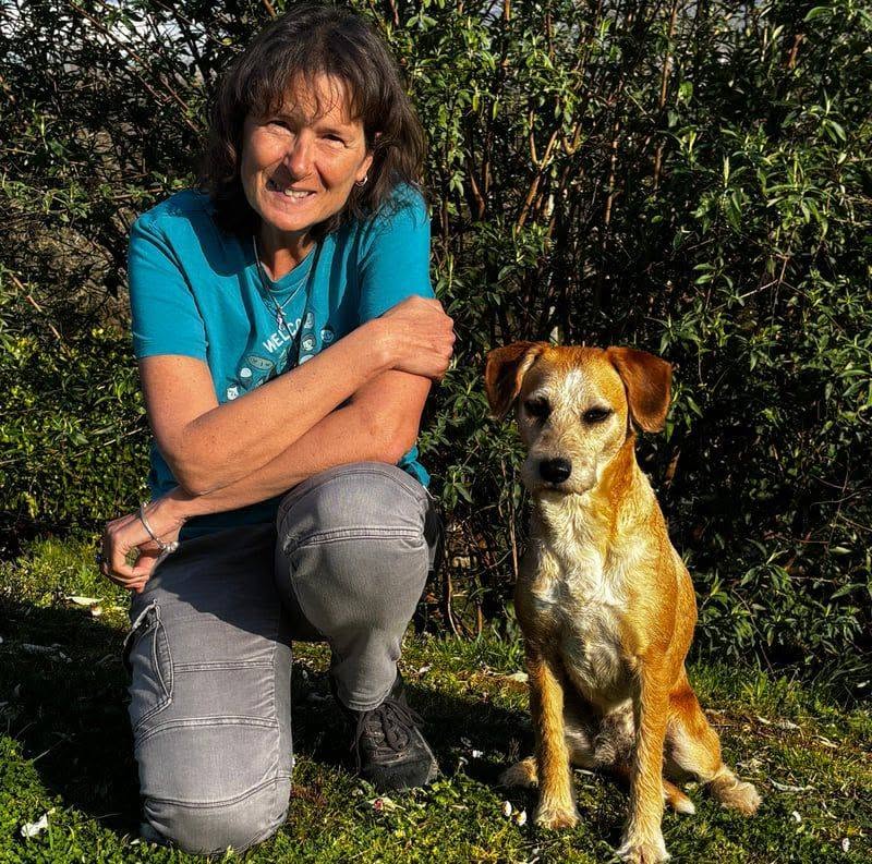 Yolande, éducatrice comportementaliste canin, avec son chien